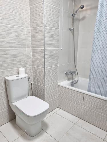 une salle de bain blanche avec toilettes et douche dans l'établissement BELQUIS, à Chessy