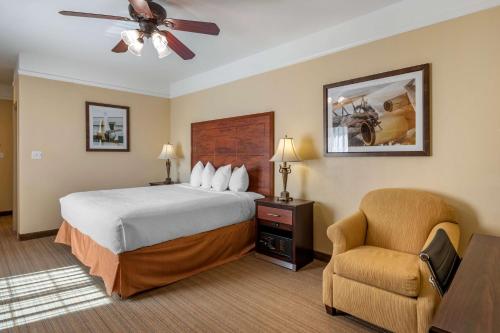 Tempat tidur dalam kamar di BEST WESTERN PLUS Monica Royale Inn & Suites