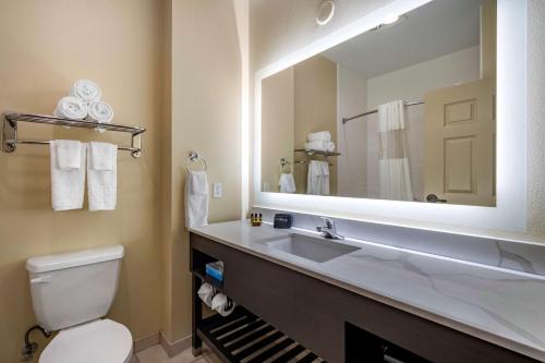 Kylpyhuone majoituspaikassa BEST WESTERN PLUS Monica Royale Inn & Suites