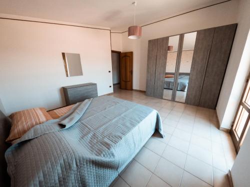 ein Schlafzimmer mit einem Bett und einem großen Fenster in der Unterkunft 5 Stars - SEA FRONT APARTMENTS in Marina di Strongoli