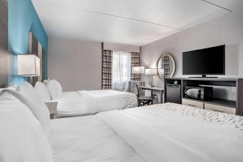 ein Hotelzimmer mit 2 Betten und einem Flachbild-TV in der Unterkunft Best Western Brewton Inn in Brewton
