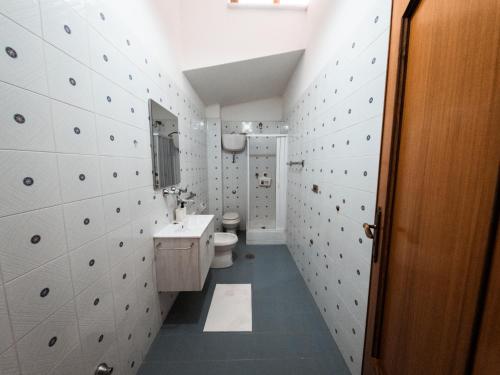 ein Badezimmer mit Toilette und Waschbecken in der Unterkunft 5 Stars - SEA FRONT APARTMENTS in Marina di Strongoli