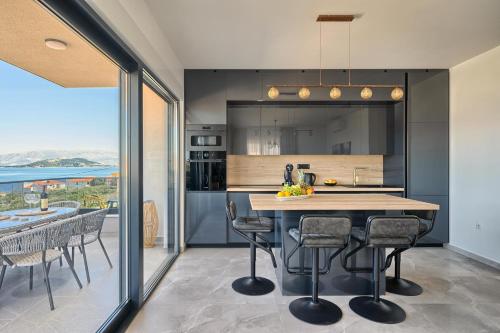 Doris' Place - sea view flat close to beach