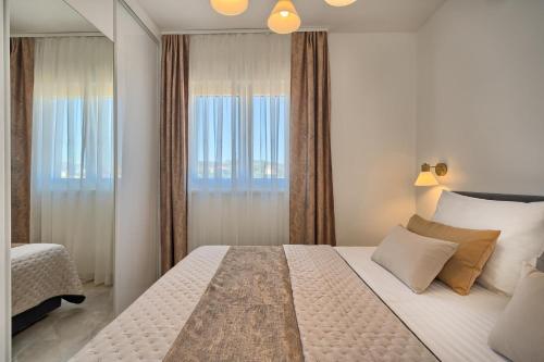 A bed or beds in a room at Doris' Place - sea view flat close to beach