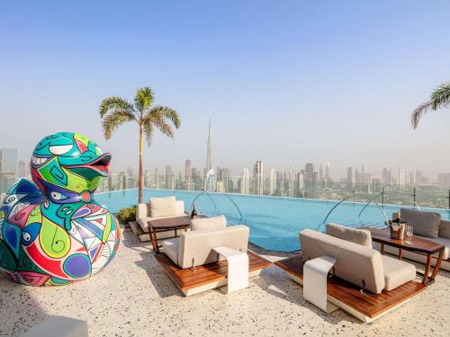 ein Resort mit einem Pool und Stadtblick in der Unterkunft SLS Dubai Hotel & Residences in Dubai