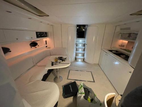 מטבח או מטבחון ב-Yacht 17M Cannes Croisette Port Canto,3 Ch,clim,tv