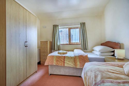 Katil atau katil-katil dalam bilik di Pea Top Cottage