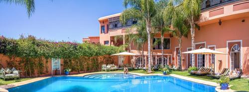 una vista exterior de una casa con piscina en Albakech Boutique Hôtel & Spa, en Marrakech