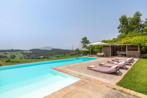una piscina con tumbonas y una piscina en Tenuta Colle Sala - Country House & Suites, en Magliano Sabina