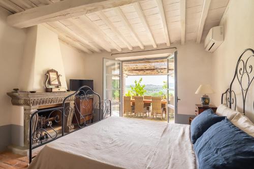 A bed or beds in a room at Tenuta Colle Sala - Country House & Suite "The Villa"
