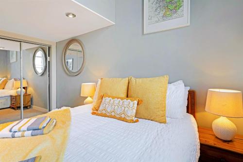 Säng eller sängar i ett rum på Duplex 3 Bedroom Mezzanine Apartment - Heart of Edinburgh