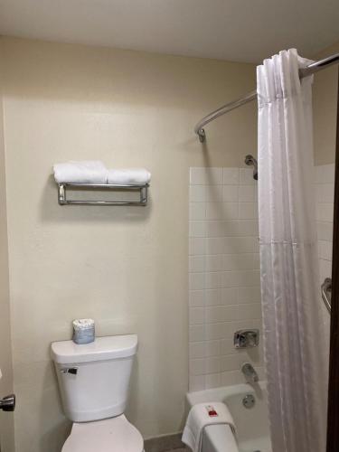 Ett badrum på Super 8 by Wyndham Rochester Mayo Clinic Area