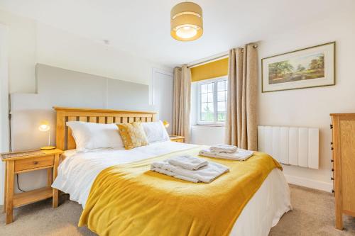 Tempat tidur dalam kamar di Hillside Cottage