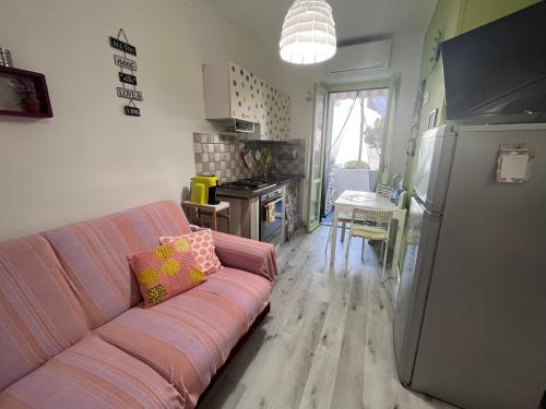 a living room with a couch and a kitchen at Appartamento Affaccio sul mare, Baia di Copanello in Copanello