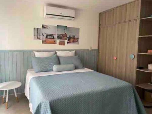 - une chambre avec un lit et une couverture bleue dans l'établissement Wave nSea Monterrico, à Monterrico