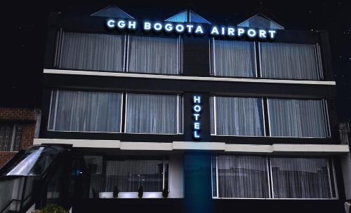 un bâtiment avec un panneau indiquant l'aéroport celtique dans l'établissement Hotel CGH Bogota Airport, à Bogotá