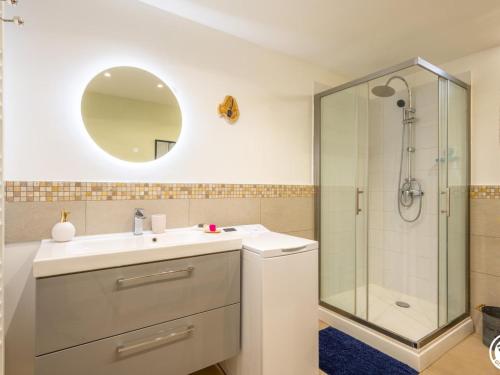 La salle de bains est pourvue d'un lavabo et d'une douche. dans l'établissement Gîte Compiègne, 2 pièces, 2 personnes - FR-1-526-27, à Compiègne