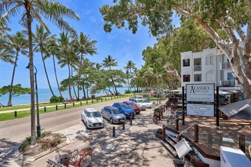 棕榈湾Alassio Absolute Beachfront Suite 201 Palm Cove的海滩旁的一排停泊的汽车