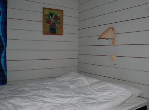 Katil atau katil-katil dalam bilik di Emolahti Camping