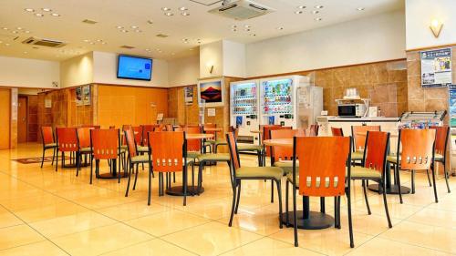 un comedor con mesas y sillas en un restaurante en Toyoko Inn Kokura-eki Minami-guchi, en Kitakyushu