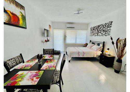 阿卡普爾科的住宿－CasaBlanca Grand, la mejor vista de Acapulco，卧室配有一张床和一张桌子及椅子