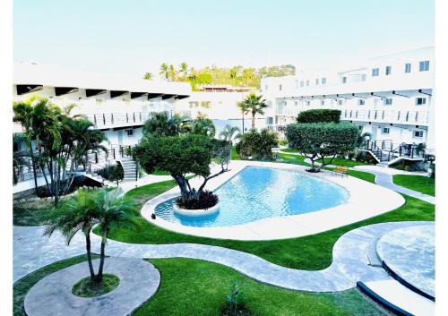 an overhead view of a courtyard with a swimming pool at Suite CasaBlanca Grand, la mejor vista de Acapulco in Acapulco
