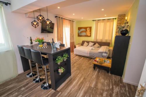 Apartment Traversa في نوفاليا: غرفة مع مطبخ وغرفة معيشة