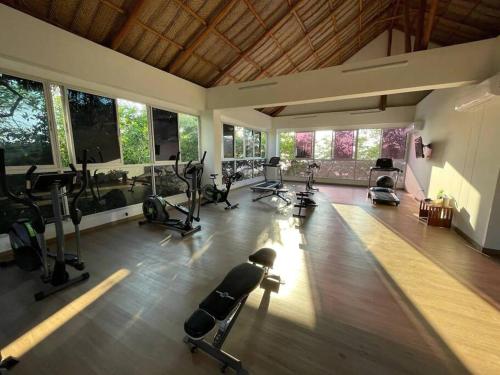 un gimnasio con varias cintas de correr y máquinas en una habitación en Apartamento en Santa Marta - Samaria club de playa, en Santa Marta