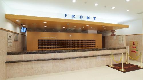 熊本Toyoko Inn Kumamoto Ekimae的健身房的大堂,健身房