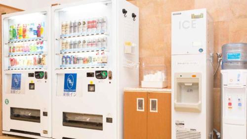a vending machine and a drink dispenser in a store at Toyoko Inn Kumamoto Sakuramachi Bus Terminal Mae in Kumamoto