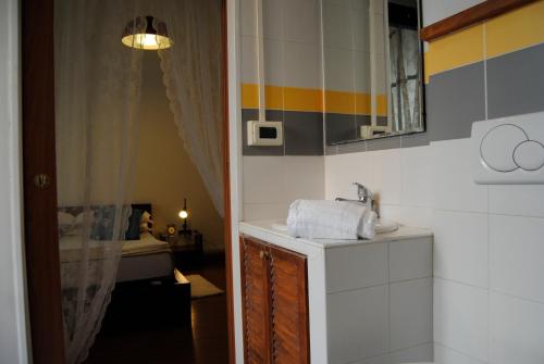 ローマにあるPapia Guest Houseのバスルーム(洗面台、鏡付)