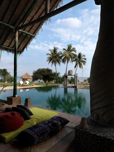 Hotel Tugu Lombokの敷地内または近くにあるプール