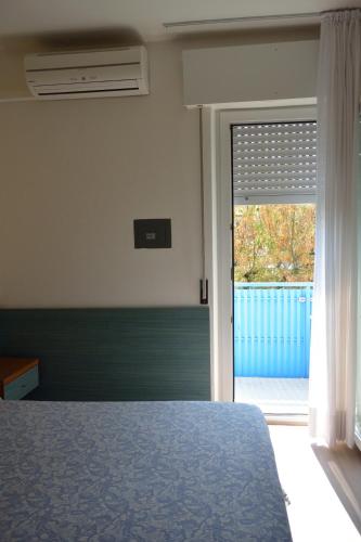 Una cama o camas en una habitación de Hotel Paris