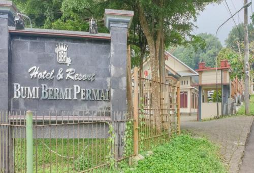 a sign on a fence in front of a building at Hotel Mataram Cipanas Syariah Mitra RedDoorz in Pasakon 1