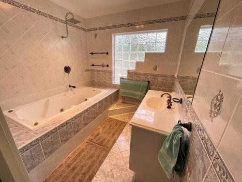 Bathroom sa Sails to Sea - 4 Bedroom Pet Friendly Private Pool