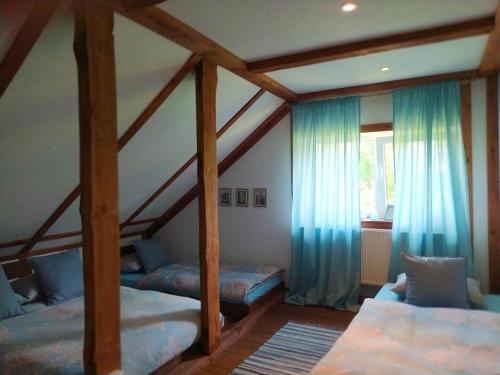 Postel nebo postele na pokoji v ubytování Guesthouse, Sauna & Jacuzzi in Gauja Valley - Kaķukalns