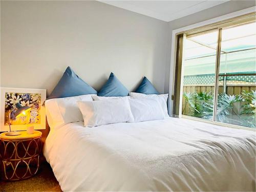 KING BEDS, Family & Pet Friendly, StayDubbo في دوبو: غرفة نوم مع سرير أبيض كبير مع نافذة