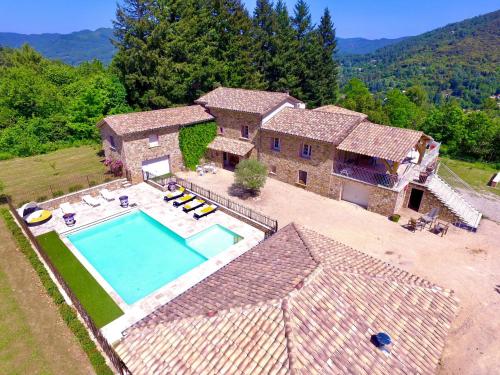 Luftaufnahme eines Hauses mit Swimmingpool in der Unterkunft Le mas gnolia in Saint-Jean-du-Gard