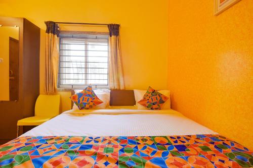 Postel nebo postele na pokoji v ubytování FabHotel Vijaylakshmi Stay Inn - Nr Chennai International Airport