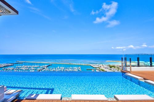 Bazén v ubytování Okinawa Prince Hotel Ocean View Ginowan nebo v jeho okolí