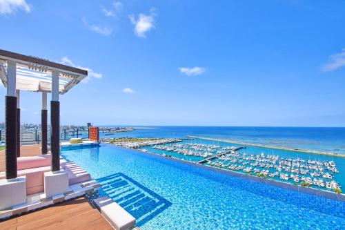 Bazén v ubytování Okinawa Prince Hotel Ocean View Ginowan nebo v jeho okolí