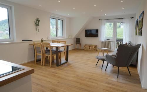 - un salon avec une table et des chaises dans l'établissement Gummeneck - Stubenhof, Black Forest, à Simonswald