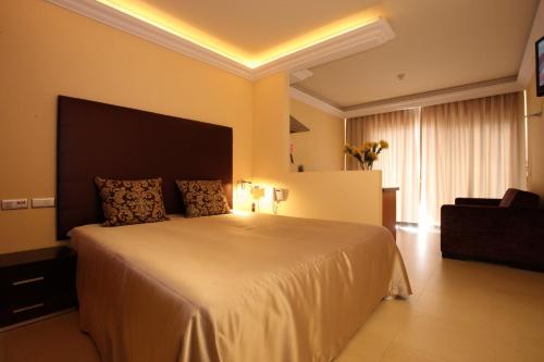 Een bed of bedden in een kamer bij Hotel Apartamentos Baia Brava