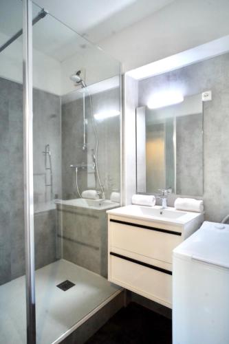 une salle de bain avec un lavabo et une douche dans l'établissement Le Green Way, Style Seconde Guerre et terrasse, à Caen