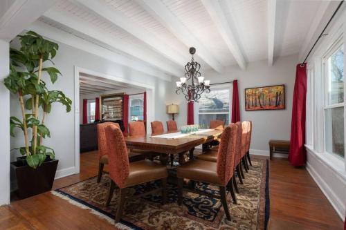 Χώρος καθιστικού στο Grand Performance Home 3 min to Downtown, Stockyard, AT&T