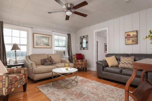 Χώρος καθιστικού στο Grand Performance Home 3 min to Downtown, Stockyard, AT&T