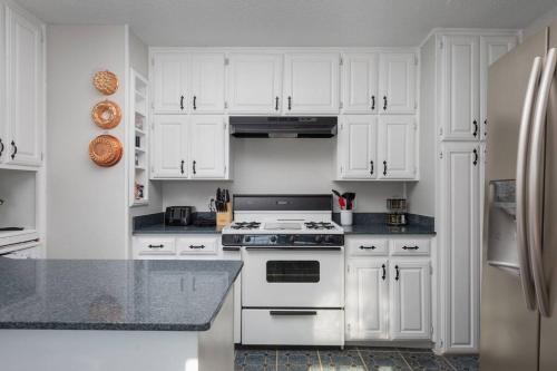 Η κουζίνα ή μικρή κουζίνα στο Grand Performance Home 3 min to Downtown, Stockyard, AT&T