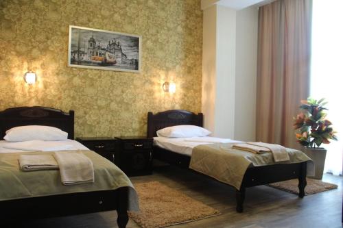 Säng eller sängar i ett rum på Misteriya Hotel