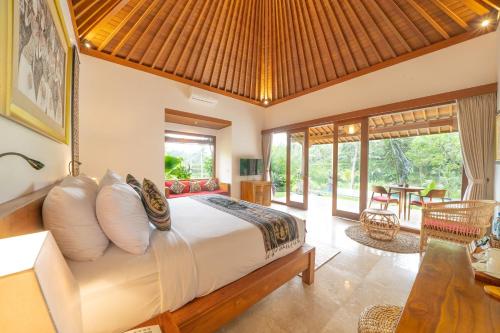 - une chambre avec un grand lit dans l'établissement GK Bali Resort, à Tegalalang