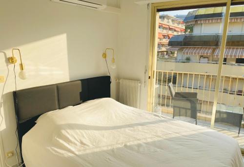Postel nebo postele na pokoji v ubytování JUAN LES PINS PINEDE TERRASSE